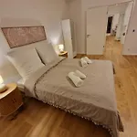 Modernes Neubauhaus Ca 200 Qm Nähe Vom Flughafen Ferienhaus *