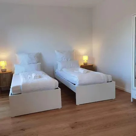 Modernes Neubauhaus Ca 200 Qm Naehe Vom Flughafen *