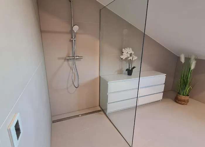 Modernes Neubauhaus Ca 200 Qm Naehe Vom Flughafen 別荘